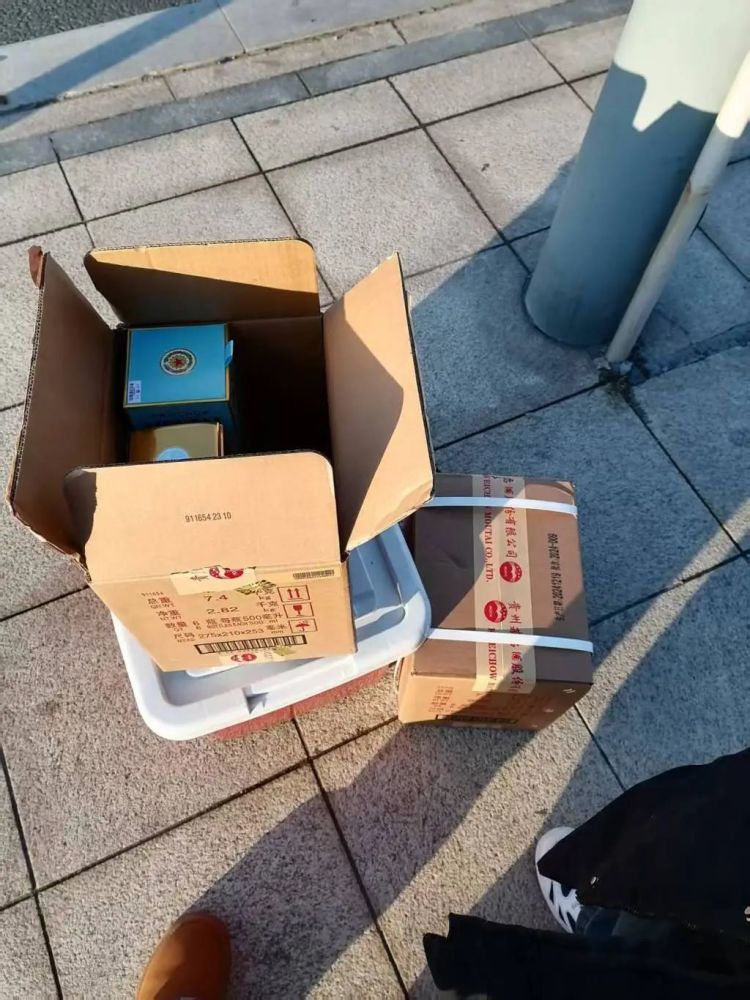 事发青岛路口，箱子突然散落一地！路边女子搬走后，发现30万现金……