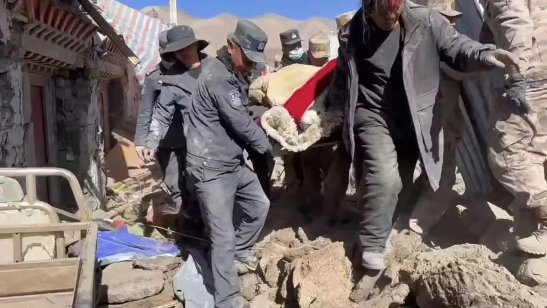 新婚旅行突遇地震,退役老兵奔赴震区村庄救人——“这个新郎好样的” 新婚旅行突遇地震,退役老兵奔赴震区村庄救人——“这个新郎好样的”