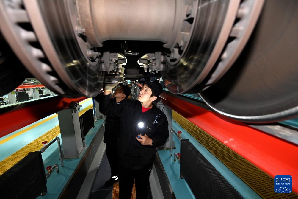 动车所里的夜班“医生” 动车所里的夜班“医生”