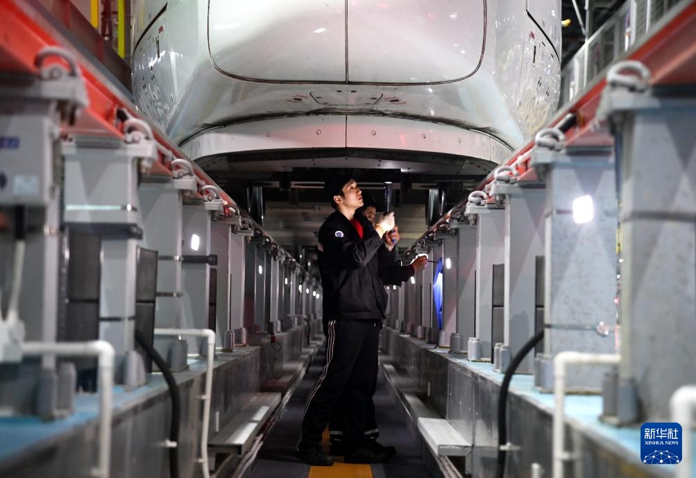 动车所里的夜班“医生” 动车所里的夜班“医生”