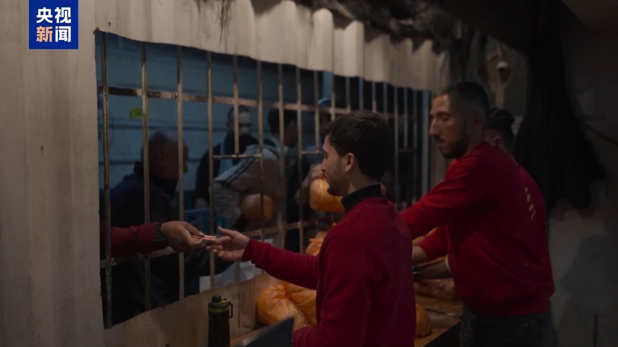 燃料短缺致加沙北部面饼店被迫关闭 当地民众在饥饿中煎熬 燃料短缺致加沙北部面饼店被迫关闭 当地民众在饥饿中煎熬