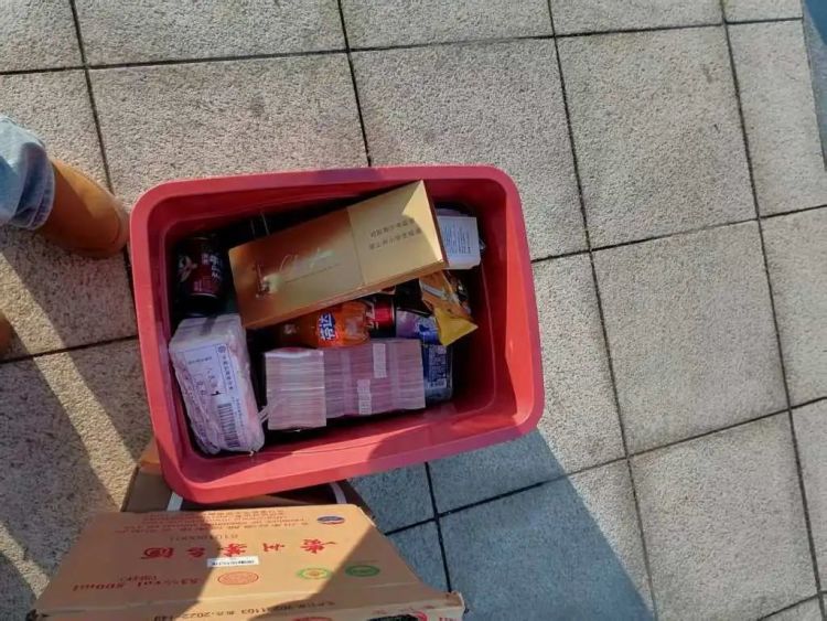 事发青岛路口，箱子突然散落一地！路边女子搬走后，发现30万现金……