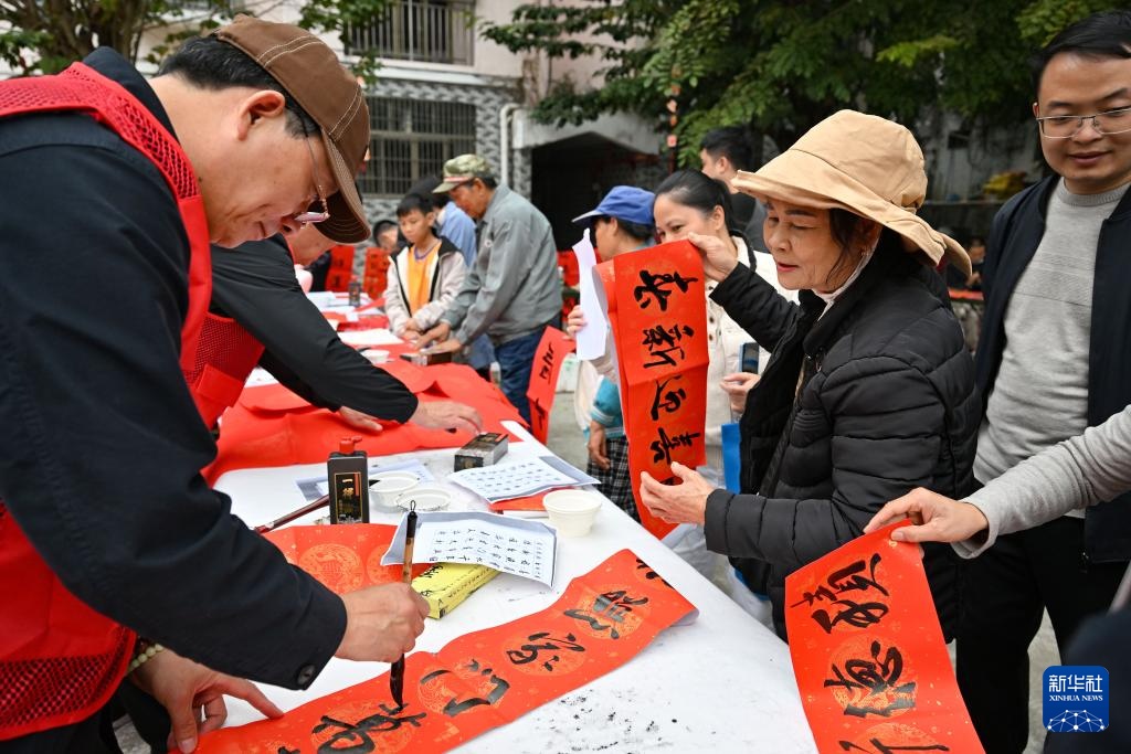 新春走基层丨海南五指山:山城年货集市旺 新春走基层丨海南五指山:山城年货集市旺