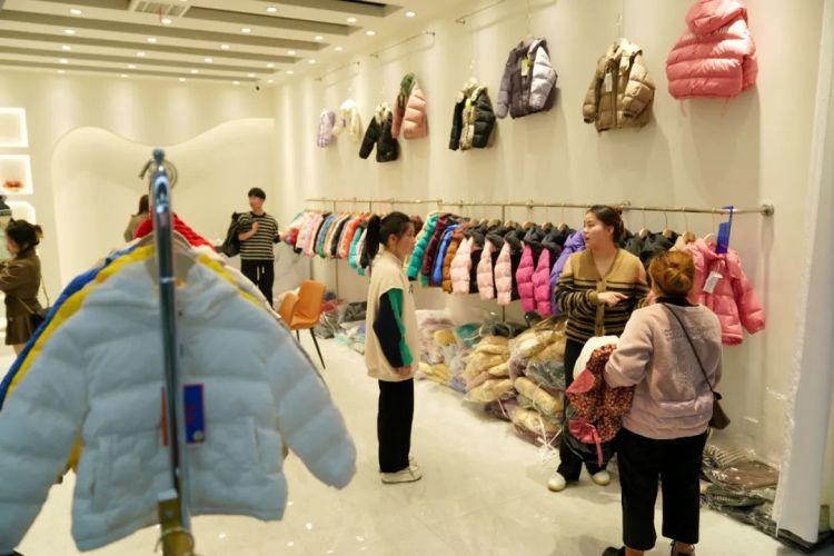 买了没几年的羽绒服，怎么就不保暖了？原来很多人做错了这两点