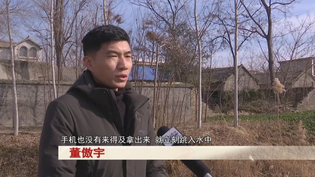 安徽一“兵哥哥”返乡探亲途中，勇救落水老人！