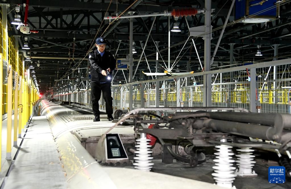 动车所里的夜班“医生” 动车所里的夜班“医生”