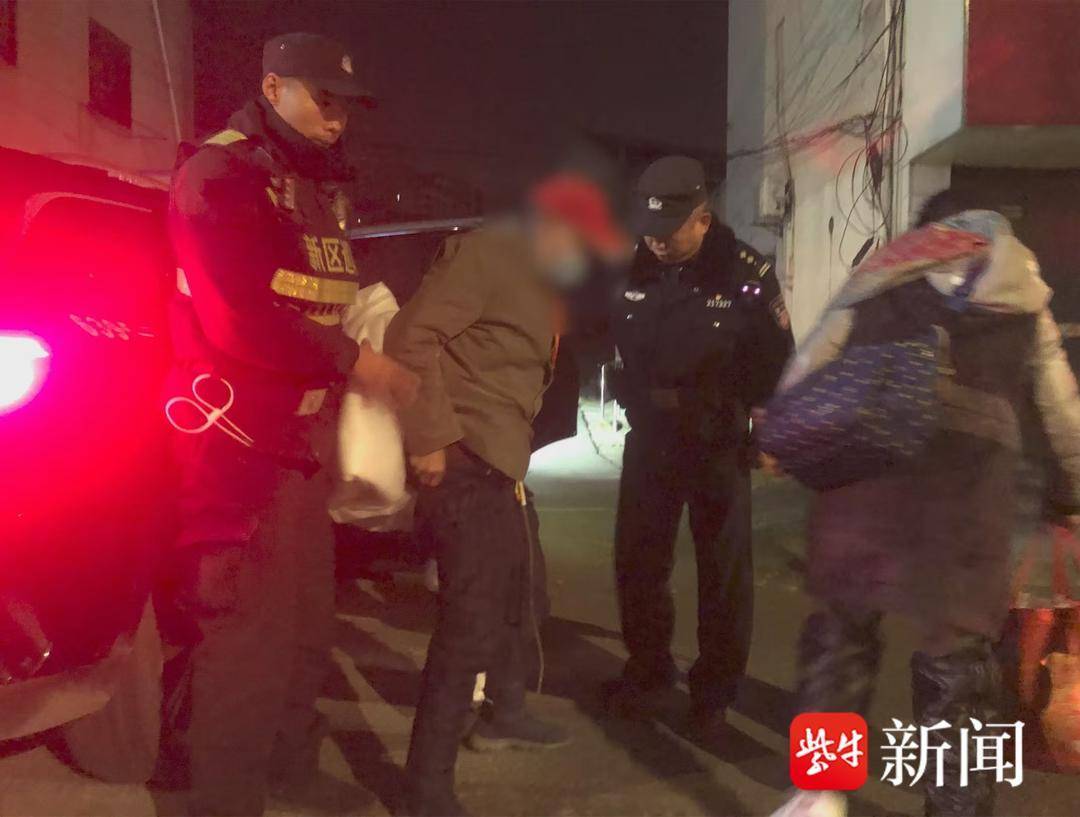 寒冬里年迈老人误闯高速路,民警及时赶到现场保安全 寒冬里年迈老人误闯高速路,民警及时赶到现场保安全