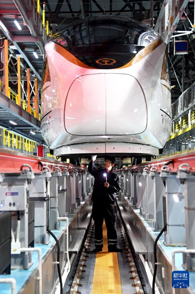 动车所里的夜班“医生” 动车所里的夜班“医生”