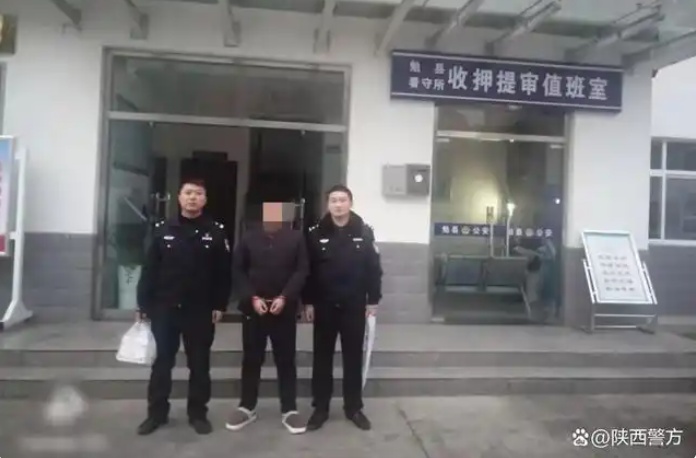 陕西一男子当街挥刀闹事！警方通报