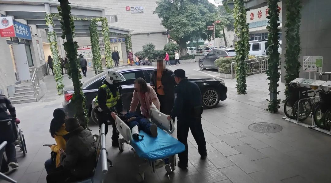 小孩突遇事故致骨折！成都交警紧急护送就医
