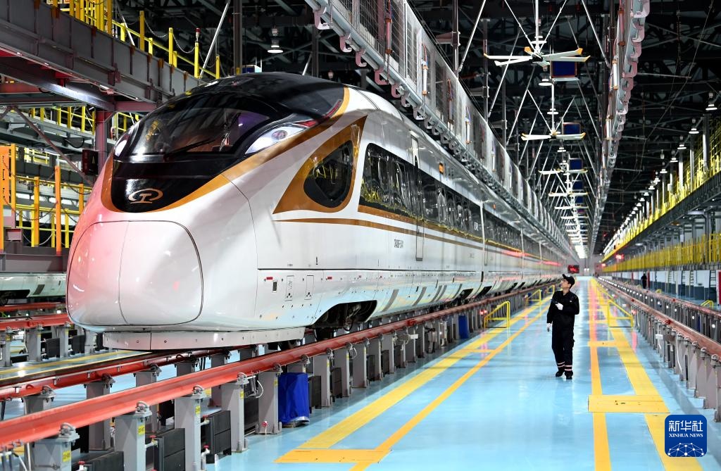 动车所里的夜班“医生” 动车所里的夜班“医生”