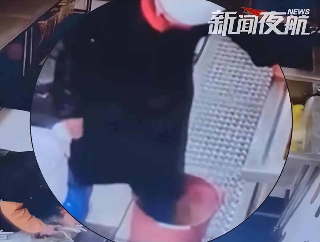 一学校食堂员工脚踩食材?官方通报:辞退!免职! 一学校食堂员工脚踩食材?官方通报:辞退!免职!