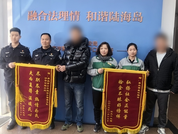 事发青岛路口，箱子突然散落一地！路边女子搬走后，发现30万现金……