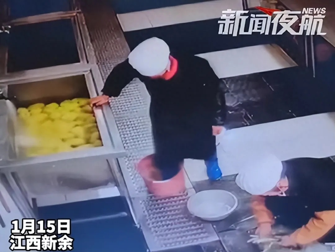 一学校食堂员工脚踩食材?官方通报:辞退!免职! 一学校食堂员工脚踩食材?官方通报:辞退!免职!