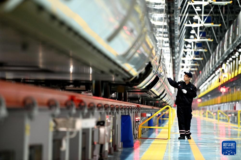 动车所里的夜班“医生” 动车所里的夜班“医生”