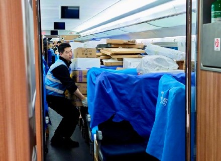 生鲜水果、香肠腊肉……高铁送年货“到家” 生鲜水果、香肠腊肉……高铁送年货“到家”