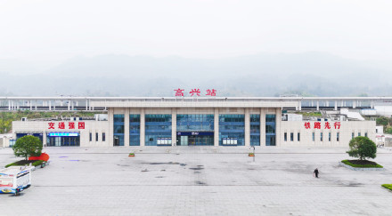 首趟务工返乡专列抵达"快乐星球本部"