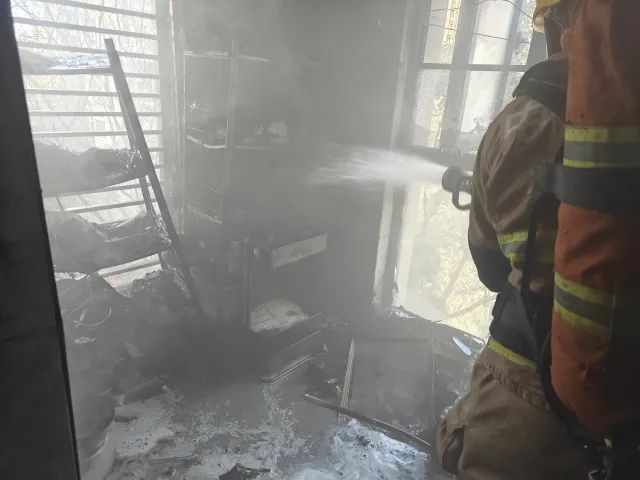 杭州一住宅阳台浓烟滚滚 家里有这东西赶紧自查......