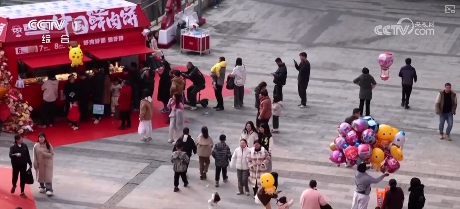 节日市场红红火火,文化味、年味儿……好一幅人间烟火气的“年俗画” 节日市场红红火火,文化味、年味儿……好一幅人间烟火气的“年俗画”