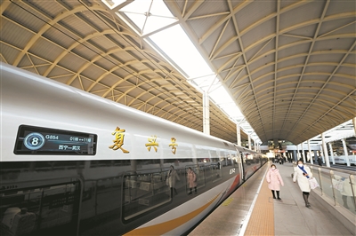 冯江华:跑出高速列车创新“加速度” 冯江华:跑出高速列车创新“加速度”