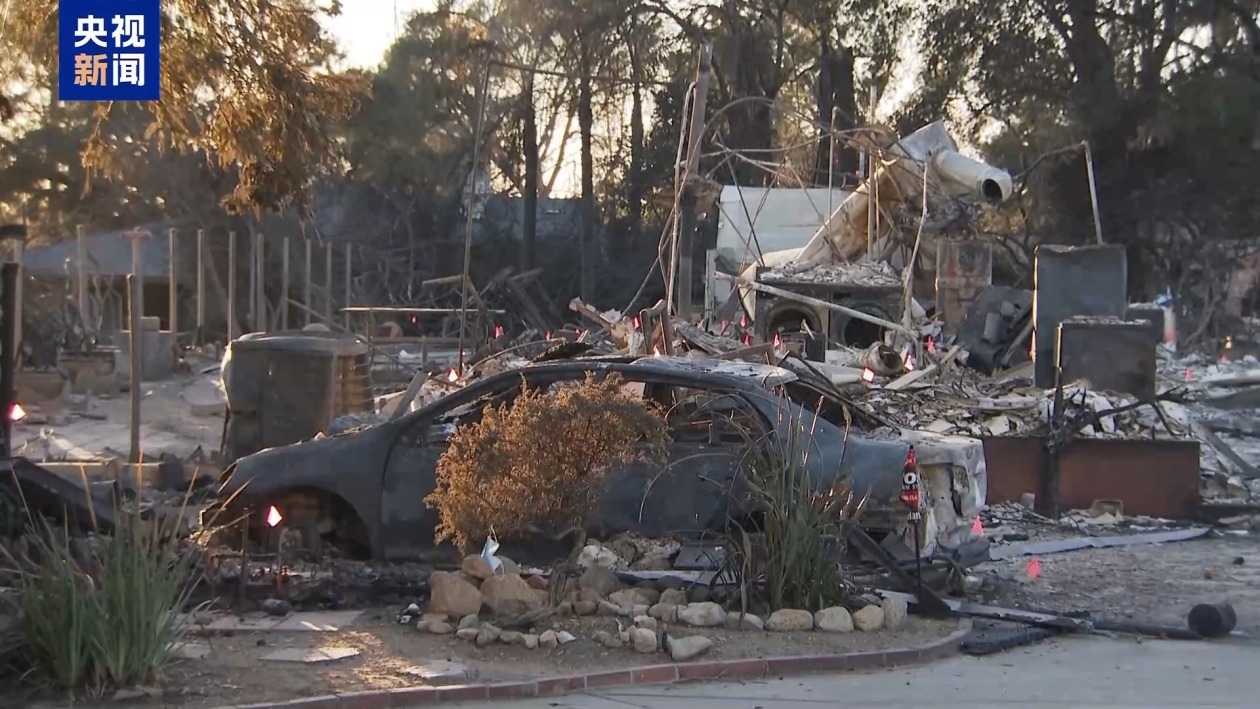 美国加州山火持续 大批居民被迫疏散 经济损失或达2750亿美元 美国加州山火持续 大批居民被迫疏散 经济损失或达2750亿美元