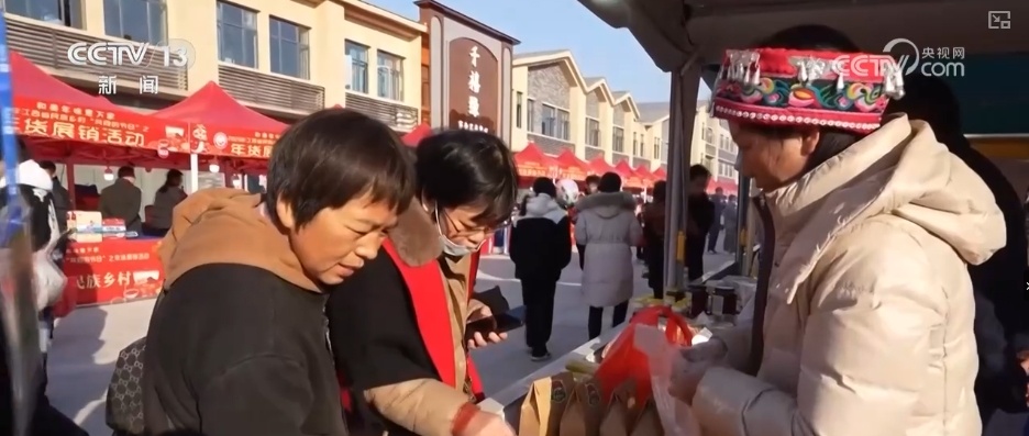 节日市场红红火火,文化味、年味儿……好一幅人间烟火气的“年俗画” 节日市场红红火火,文化味、年味儿……好一幅人间烟火气的“年俗画”