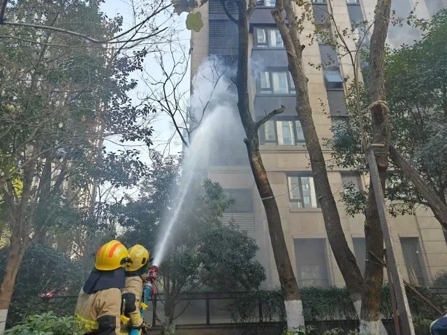 杭州一住宅阳台浓烟滚滚 家里有这东西赶紧自查......