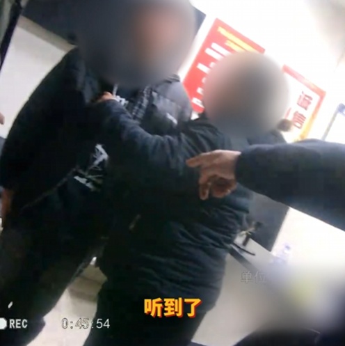 心疼又好笑!轻生小伙被救后“挨训”,醉到站不稳仍不忘敬礼 心疼又好笑!轻生小伙被救后“挨训”,醉到站不稳仍不忘敬礼