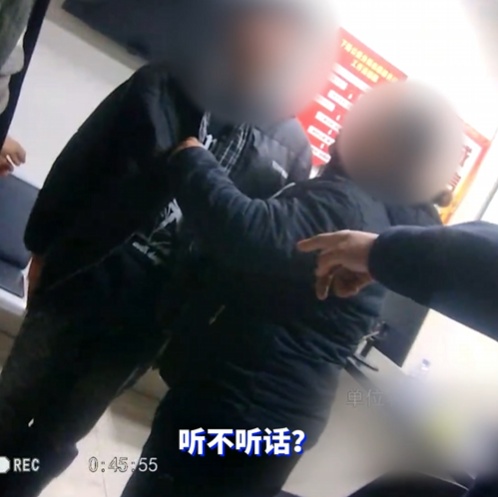 心疼又好笑!轻生小伙被救后“挨训”,醉到站不稳仍不忘敬礼 心疼又好笑!轻生小伙被救后“挨训”,醉到站不稳仍不忘敬礼