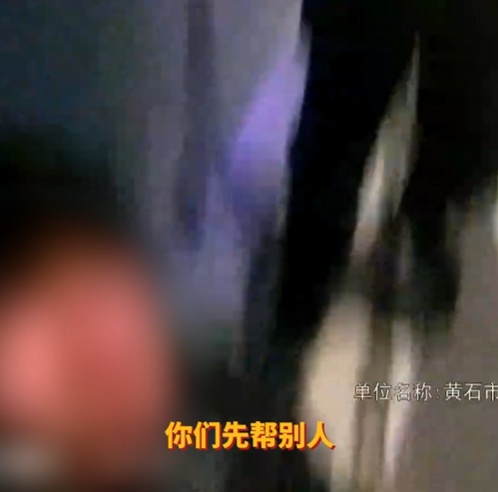 心疼又好笑!轻生小伙被救后“挨训”,醉到站不稳仍不忘敬礼 心疼又好笑!轻生小伙被救后“挨训”,醉到站不稳仍不忘敬礼