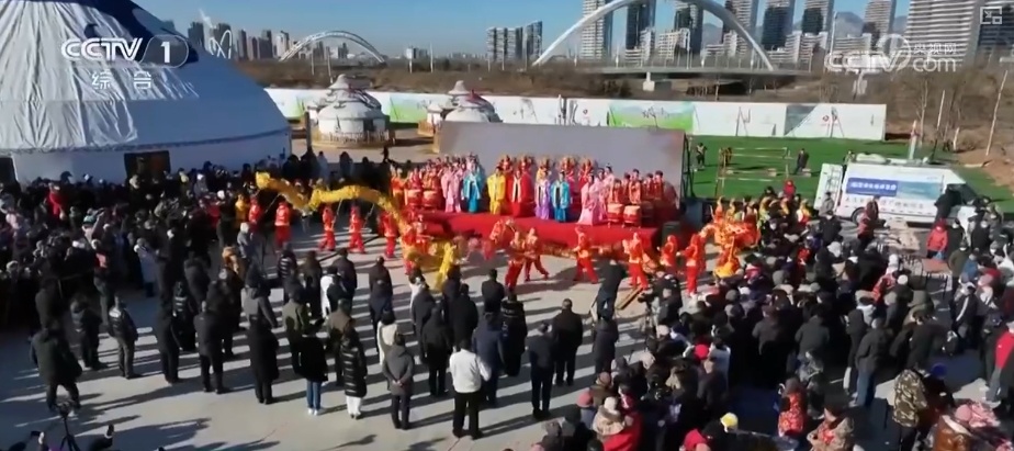 节日市场红红火火,文化味、年味儿……好一幅人间烟火气的“年俗画” 节日市场红红火火,文化味、年味儿……好一幅人间烟火气的“年俗画”