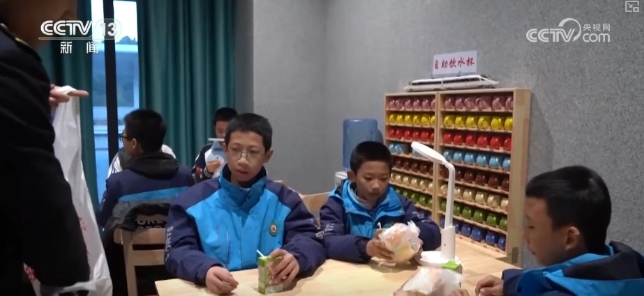 我们的是复兴号，很牛！别样校车点亮孩子求学路