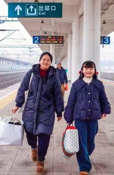 首趟务工返乡专列抵达"快乐星球本部"