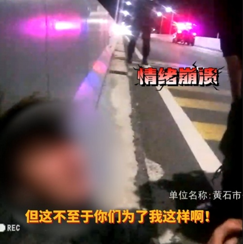 心疼又好笑!轻生小伙被救后“挨训”,醉到站不稳仍不忘敬礼 心疼又好笑!轻生小伙被救后“挨训”,醉到站不稳仍不忘敬礼