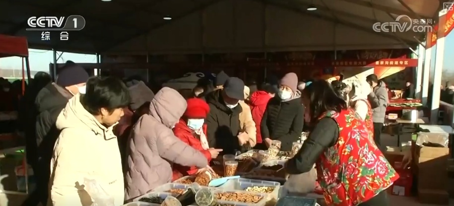 节日市场红红火火,文化味、年味儿……好一幅人间烟火气的“年俗画” 节日市场红红火火,文化味、年味儿……好一幅人间烟火气的“年俗画”
