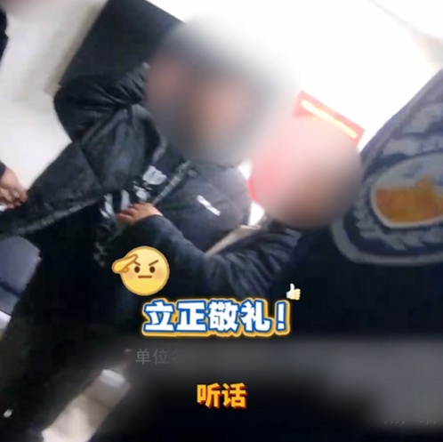 心疼又好笑!轻生小伙被救后“挨训”,醉到站不稳仍不忘敬礼 心疼又好笑!轻生小伙被救后“挨训”,醉到站不稳仍不忘敬礼
