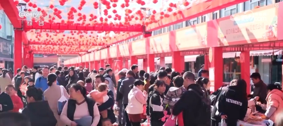 节日市场红红火火,文化味、年味儿……好一幅人间烟火气的“年俗画” 节日市场红红火火,文化味、年味儿……好一幅人间烟火气的“年俗画”