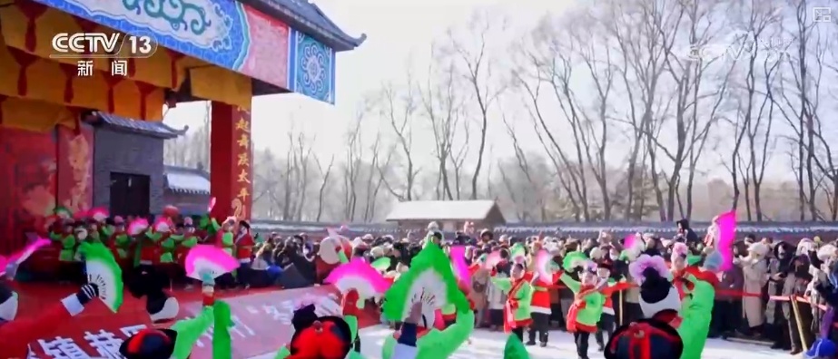 节日市场红红火火,文化味、年味儿……好一幅人间烟火气的“年俗画” 节日市场红红火火,文化味、年味儿……好一幅人间烟火气的“年俗画”