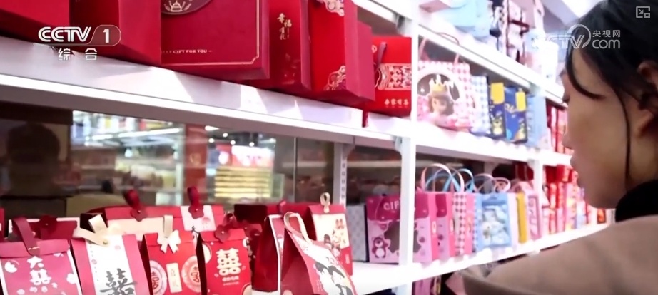 节日市场红红火火,文化味、年味儿……好一幅人间烟火气的“年俗画” 节日市场红红火火,文化味、年味儿……好一幅人间烟火气的“年俗画”