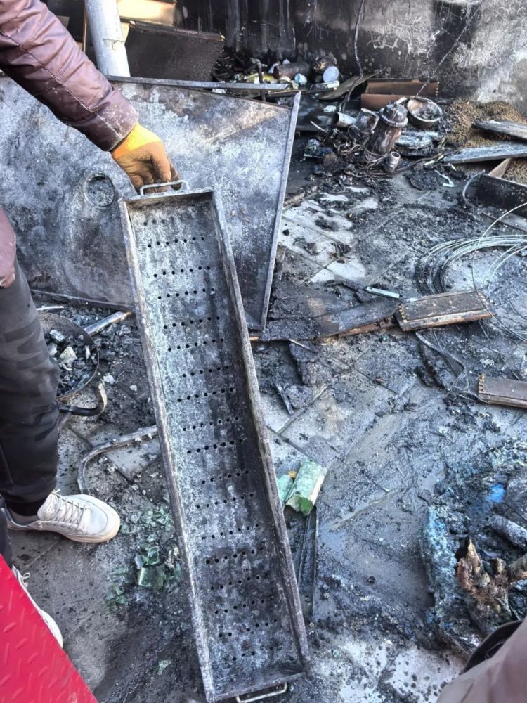 孝顺女婿辛苦烤串,不小心“火烧”岳父家! 孝顺女婿辛苦烤串,不小心“火烧”岳父家!