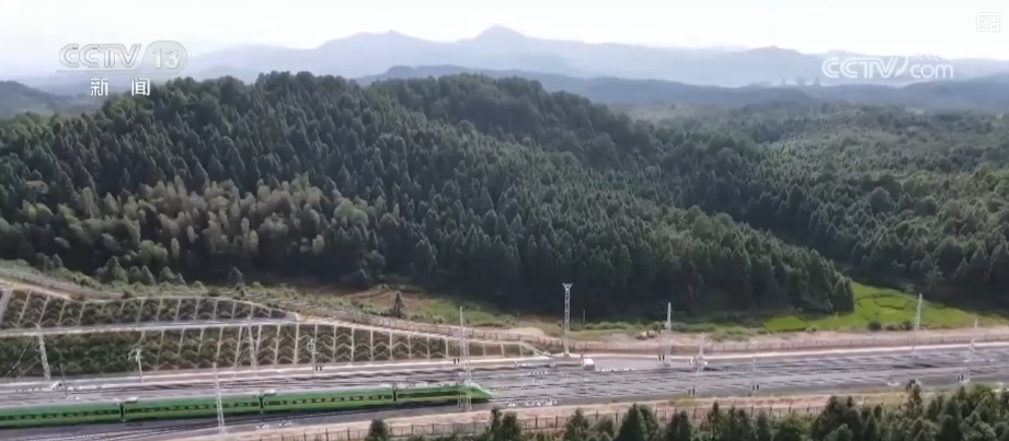 我们的是复兴号，很牛！别样校车点亮孩子求学路