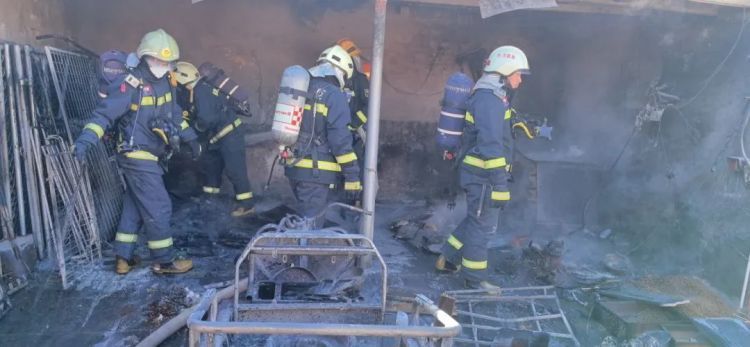 孝顺女婿辛苦烤串,不小心“火烧”岳父家! 孝顺女婿辛苦烤串,不小心“火烧”岳父家!