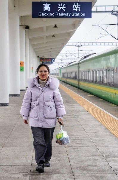 首趟务工返乡专列抵达"快乐星球本部"