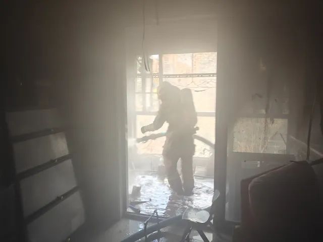 杭州一住宅阳台浓烟滚滚 家里有这东西赶紧自查......