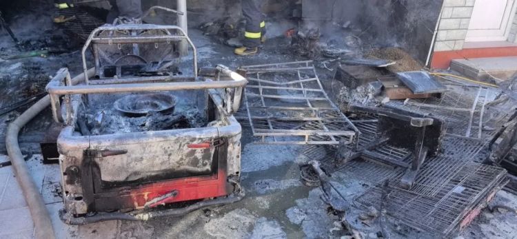 孝顺女婿辛苦烤串,不小心“火烧”岳父家! 孝顺女婿辛苦烤串,不小心“火烧”岳父家!