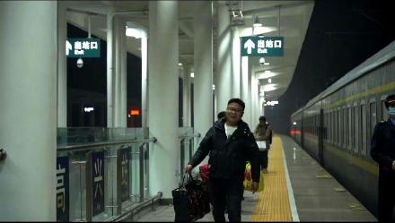 首趟务工返乡专列抵达"快乐星球本部"