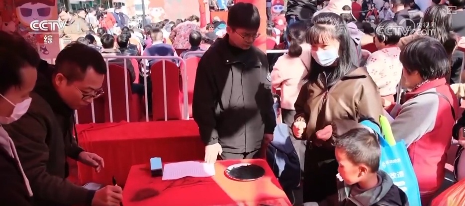 节日市场红红火火,文化味、年味儿……好一幅人间烟火气的“年俗画” 节日市场红红火火,文化味、年味儿……好一幅人间烟火气的“年俗画”