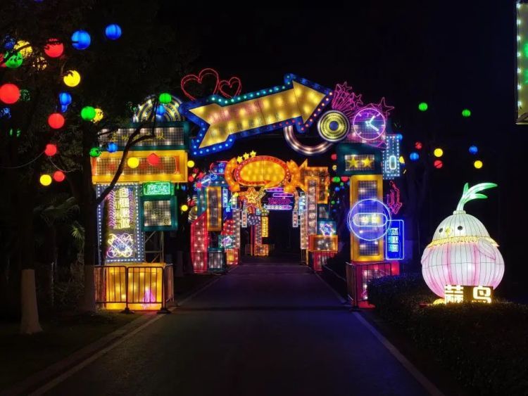 武汉一景区的“蒜鸟灯”走红，还有“武汉话段位”