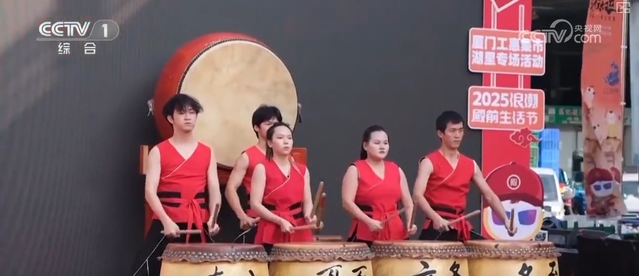 节日市场红红火火,文化味、年味儿……好一幅人间烟火气的“年俗画” 节日市场红红火火,文化味、年味儿……好一幅人间烟火气的“年俗画”