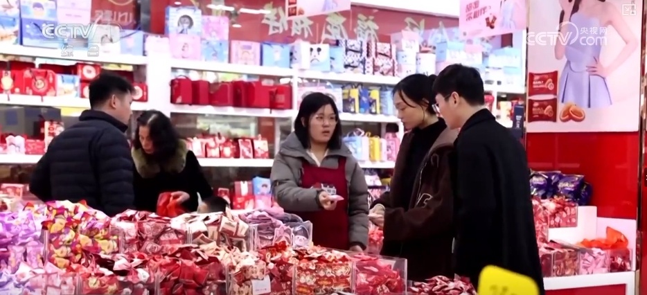 节日市场红红火火,文化味、年味儿……好一幅人间烟火气的“年俗画” 节日市场红红火火,文化味、年味儿……好一幅人间烟火气的“年俗画”